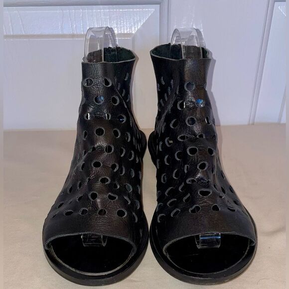 WALK by Handmade Shoes Open Toe Ankle Boot, Size 5.5, Black Leather Cut Outs - Picture 3 of 11